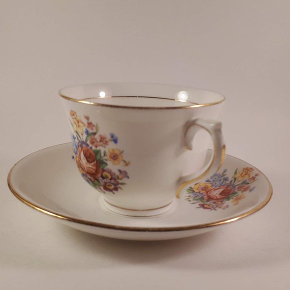 Vintage pretty Vale bone china floral teacup and saucer-England - Picture 4 of 8